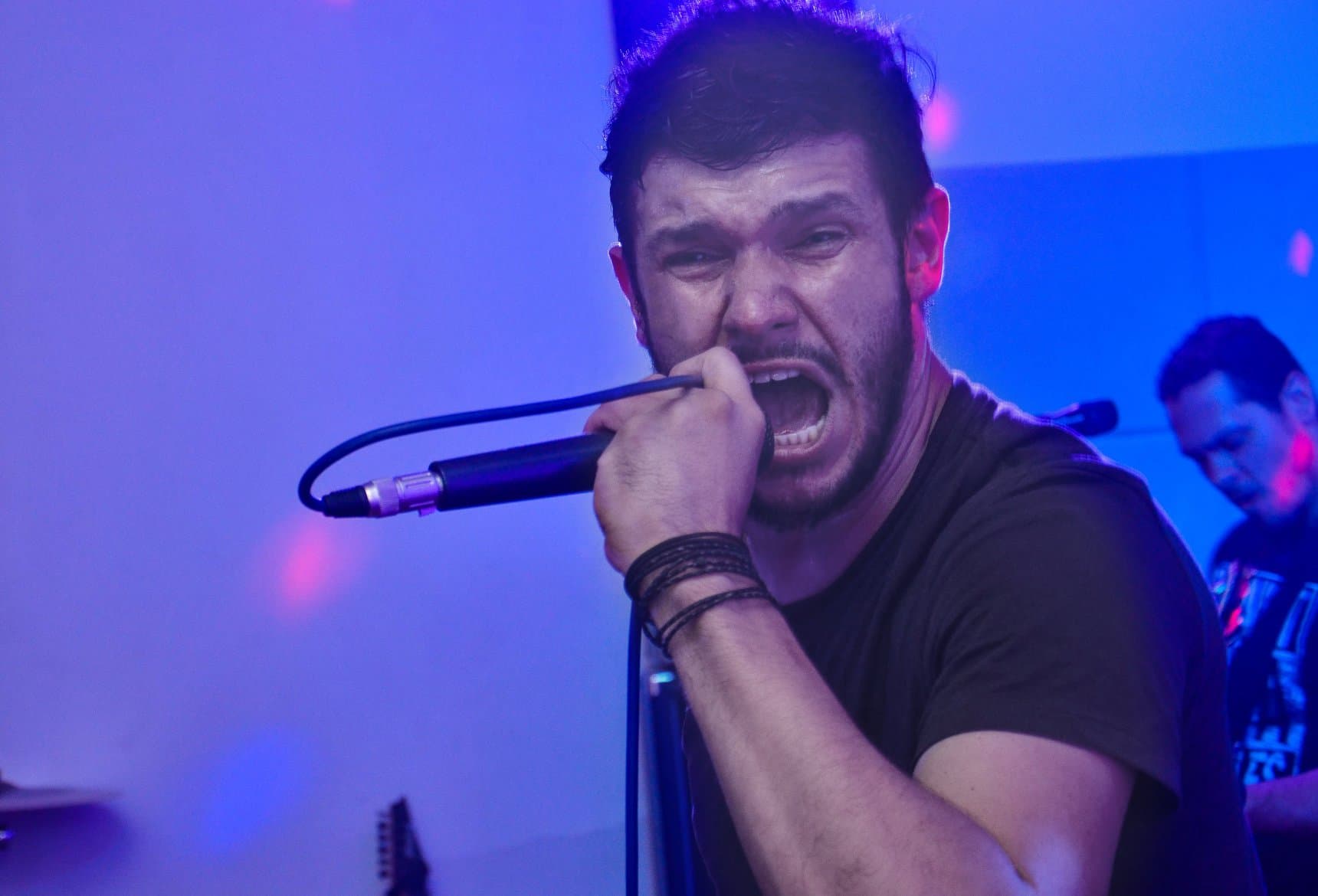 Rodolfo Lauber cantando no palco